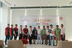 Đại diện hãng chụp lưu niệm cùng Thành Công