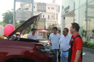 Kiểm tra xe trước khi bàn giao