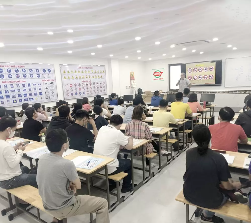 Khoá học lái xe ô tô bằng B2 - B1 - C 2 Khoá học lái xe ô tô bằng B2 - B1 - C 2