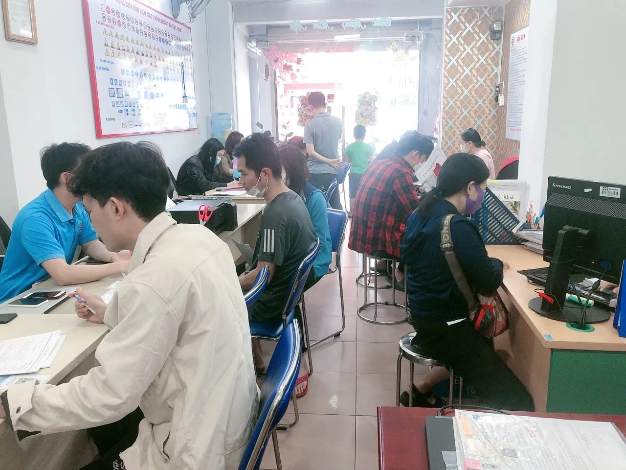 Học viên đến đăng ký tại Thành Công
