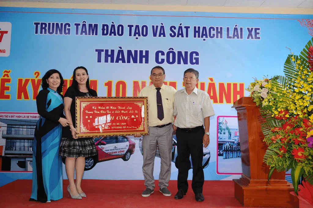 Hình về trung tâm lái xe thành công