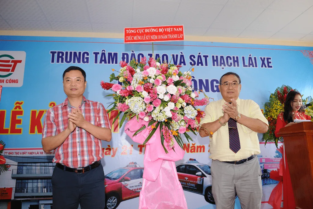kỷ niệm 10 năm thành lập trường dạy lái xe thành công